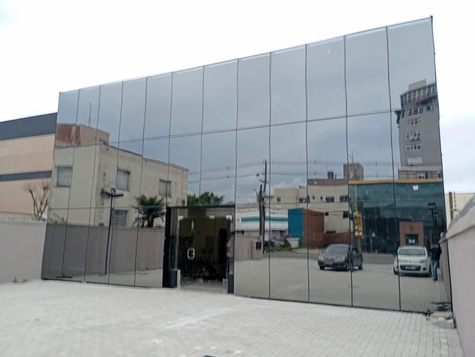 Fachada comercial espelhada em vidro instalada pela Aluprime