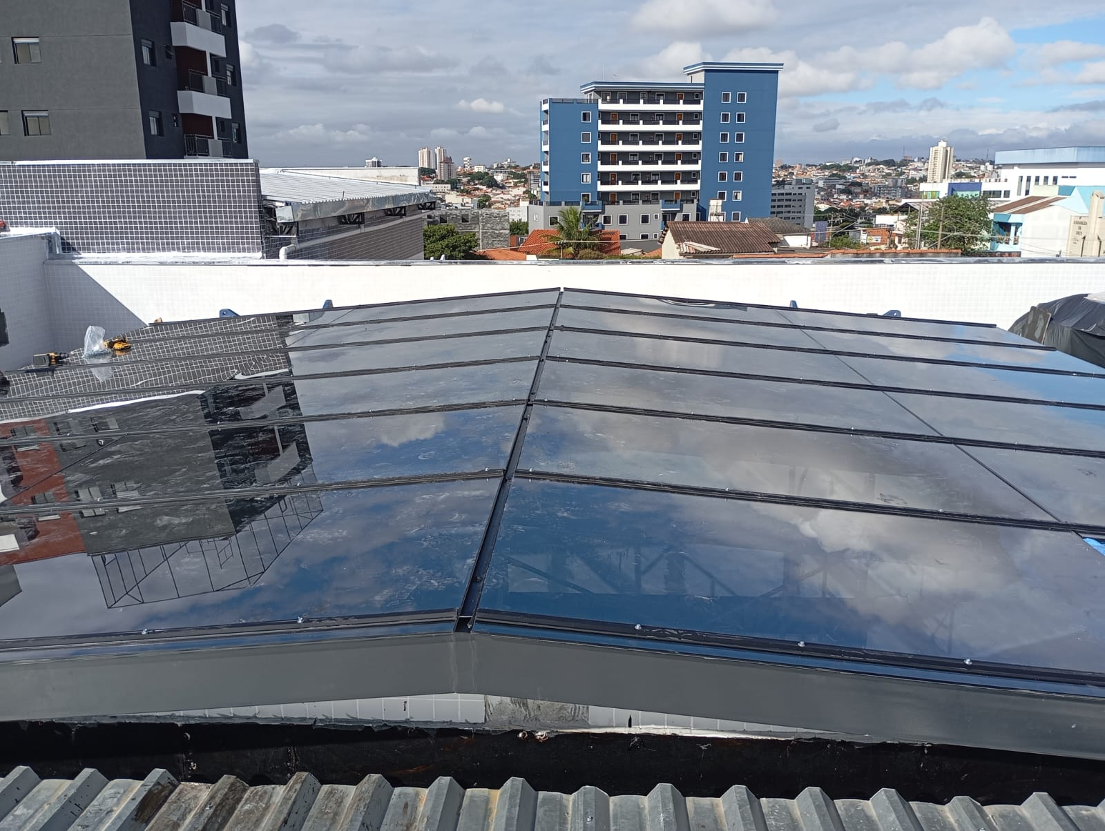 Cobertura de vidro refletindo o céu em instalação