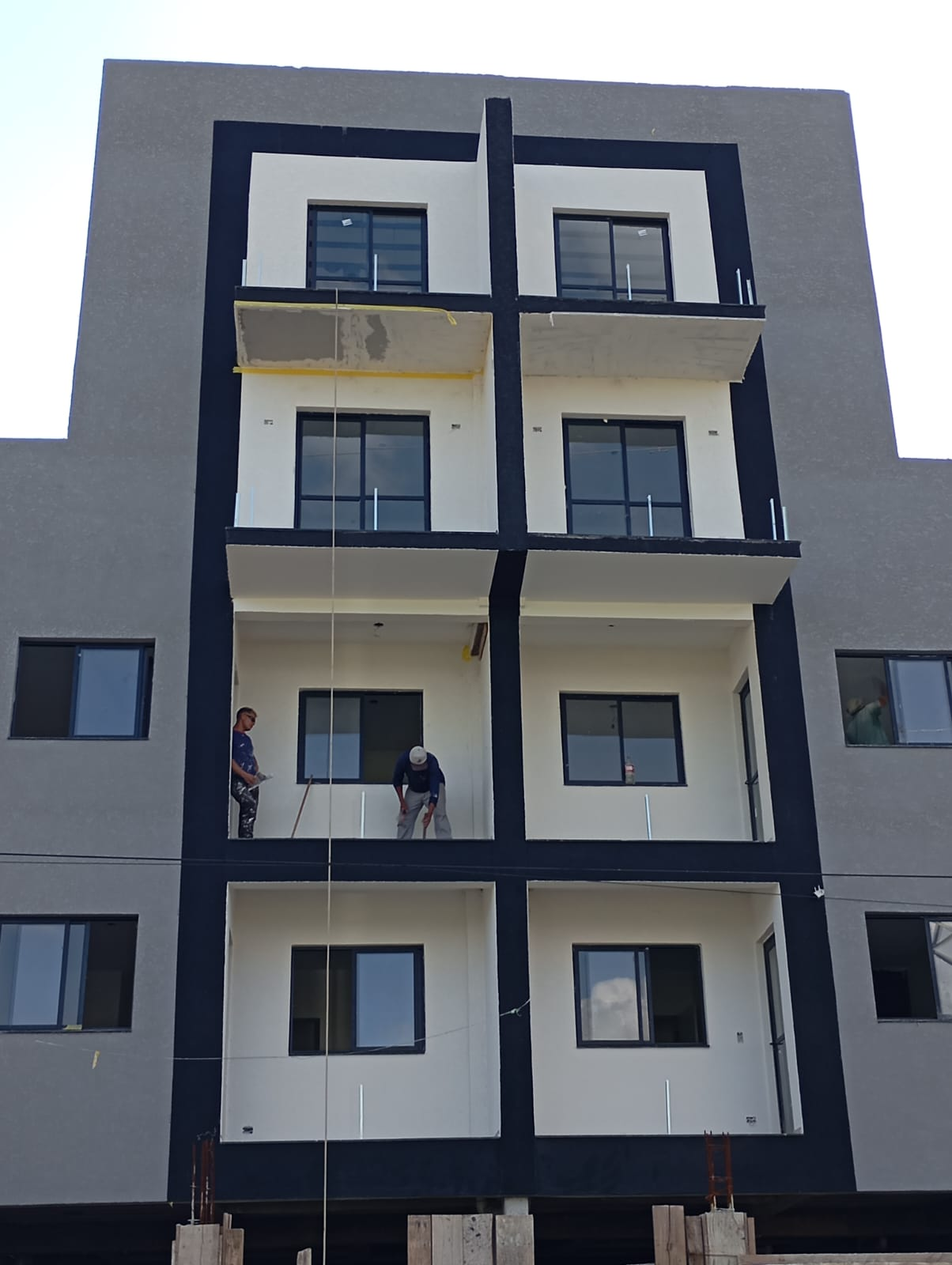 Esquadrias pretas instaladas em prédio residencial