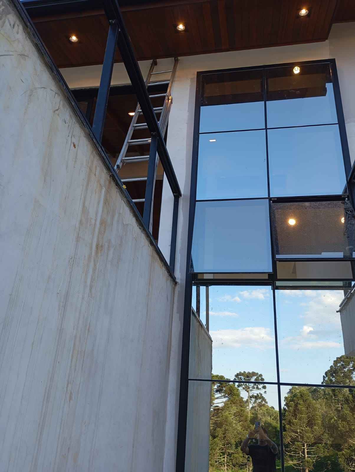Fachada pele de vidro em obra de prédio comercial