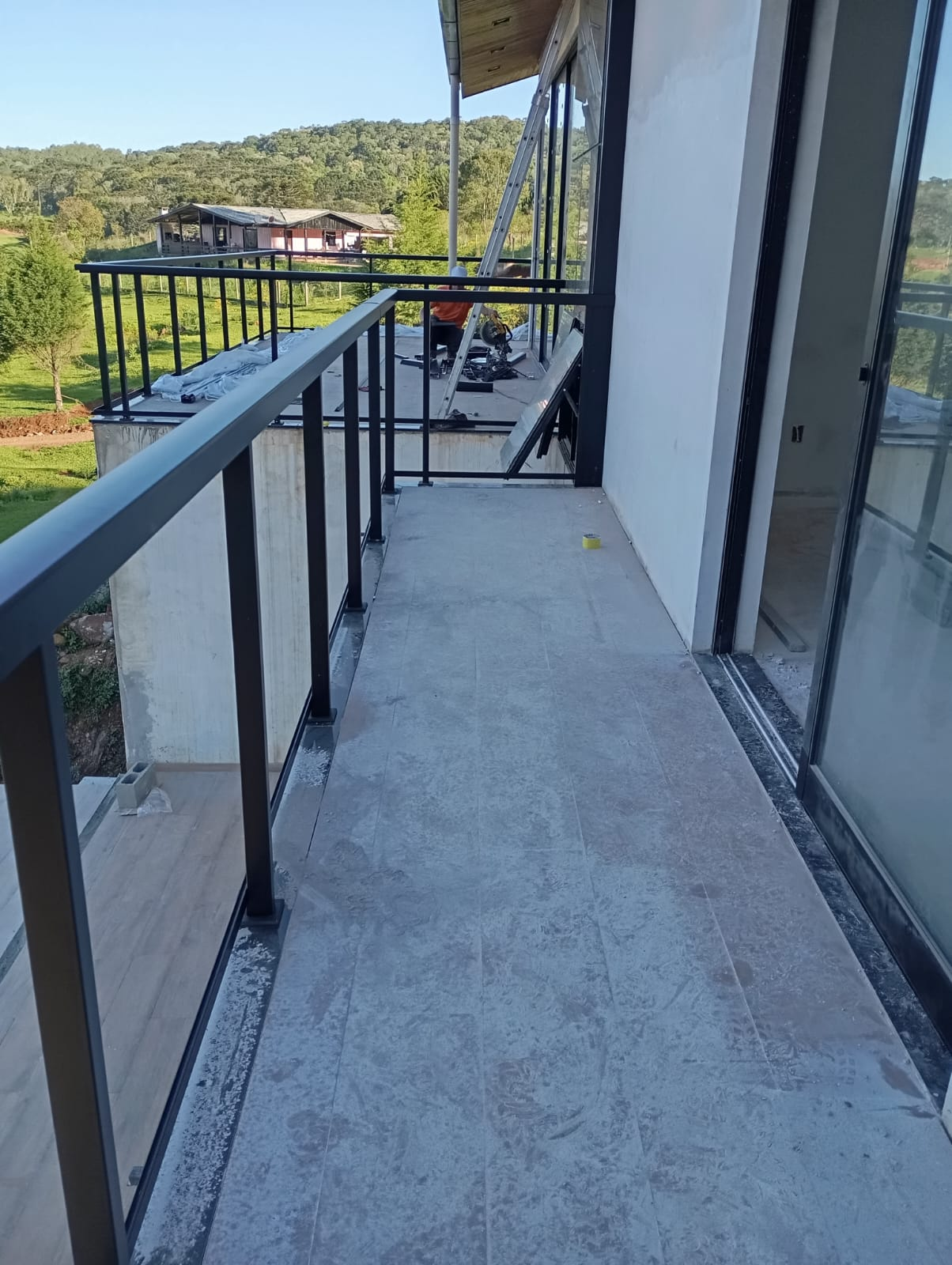 Guarda-corpo de vidro com perfil preto em sacada residencial